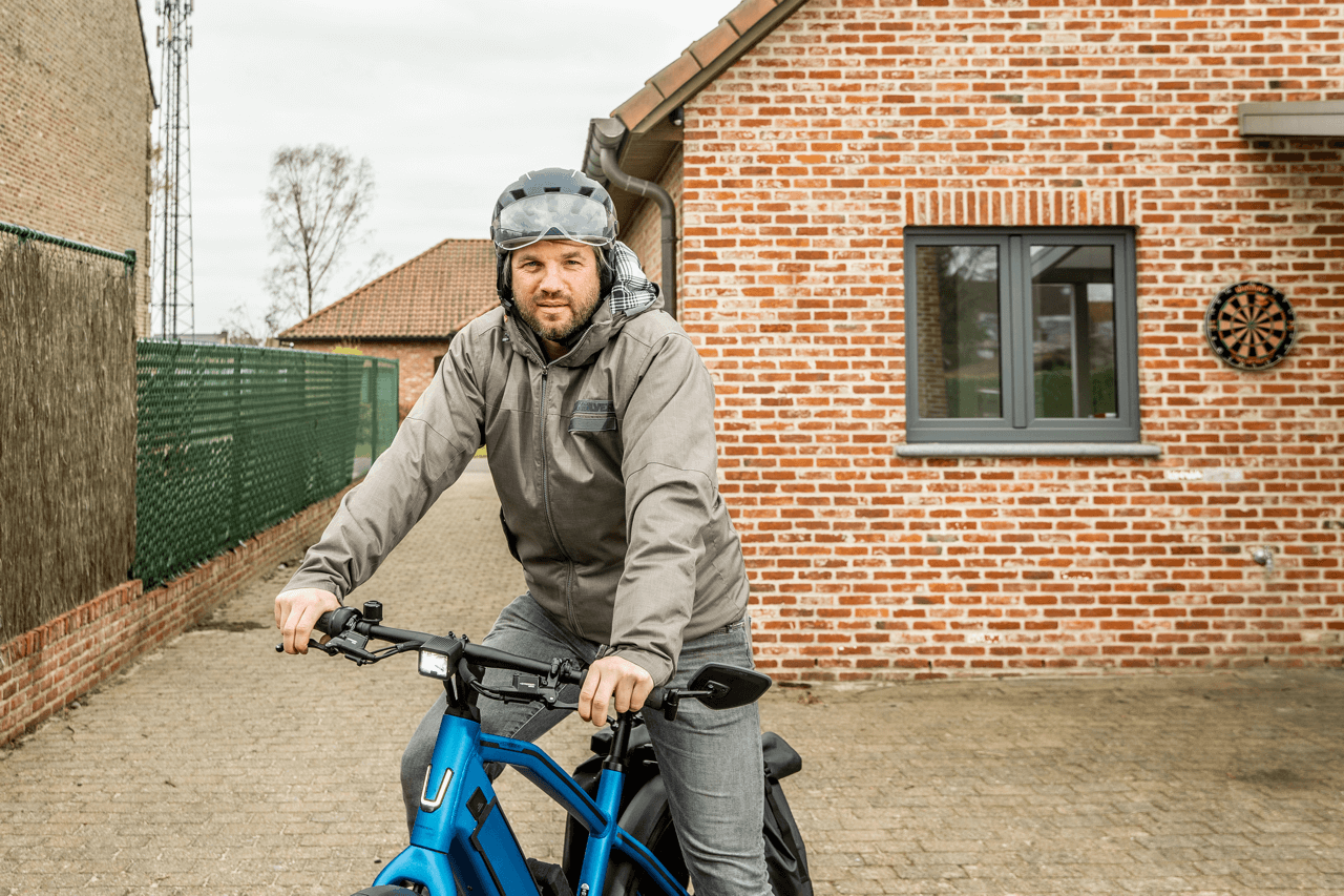 Carl auf Stromerbike mit Helm
