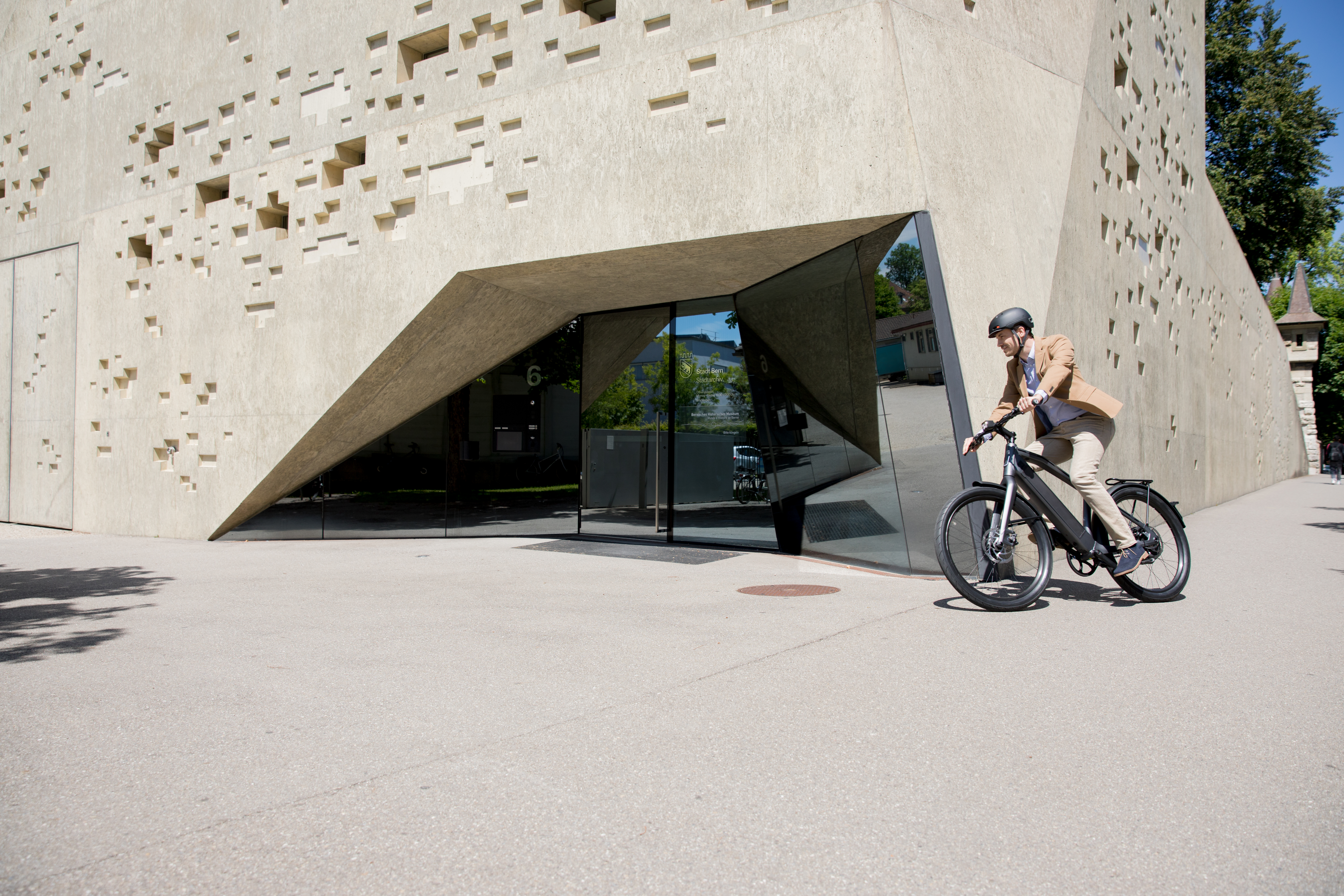 Stromer and Arval are launching full-service leasing for fast e-bikes: Man riding a leased Stromer ST2 to work.