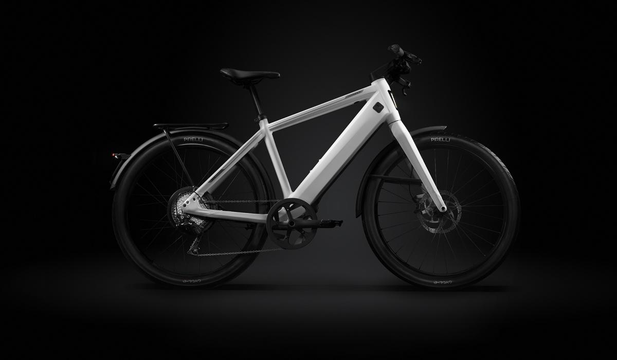 Vélo électrique rapide atteignant 45 km/h : le Stromer ST3 dans la couleur Cool White.