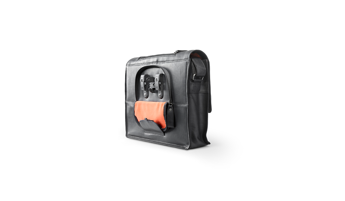 Stromer Bern Leather Single Bag e-bikebagagedragertas met Racktime adapter om op de bagagedrager te bevestigen, discreet weggestopt in het vak met ritssluiting achteraan.