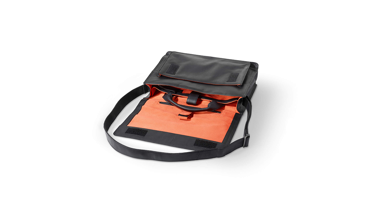 Stromer Bern Leather Single Bag E-Bike-Gepäckträgertasche aus Leder – geöffnet, mit hochwertig gearbeitetem Innenfutter und 15-Zoll-Notebook-Fach.