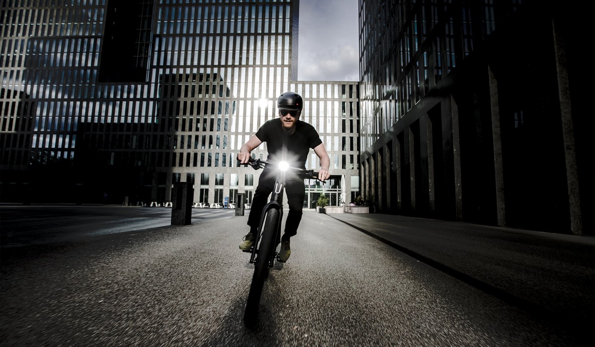 Man op e-bike rijdt door de stad