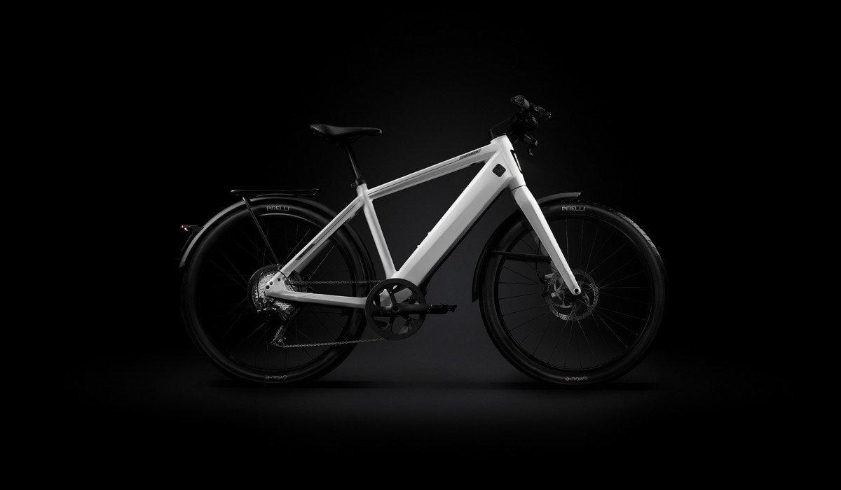 Snelle e-bike tot 45 km/u: Stromer ST3 in Cool White voor een donkere achtergrond.