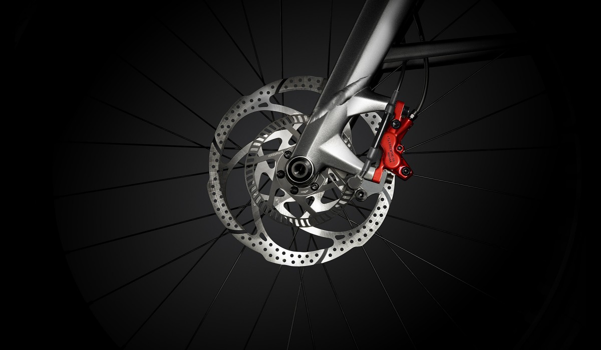 The fully integrated anti-lock braking system of the Stromer ST5 ABS: view of the front brake.