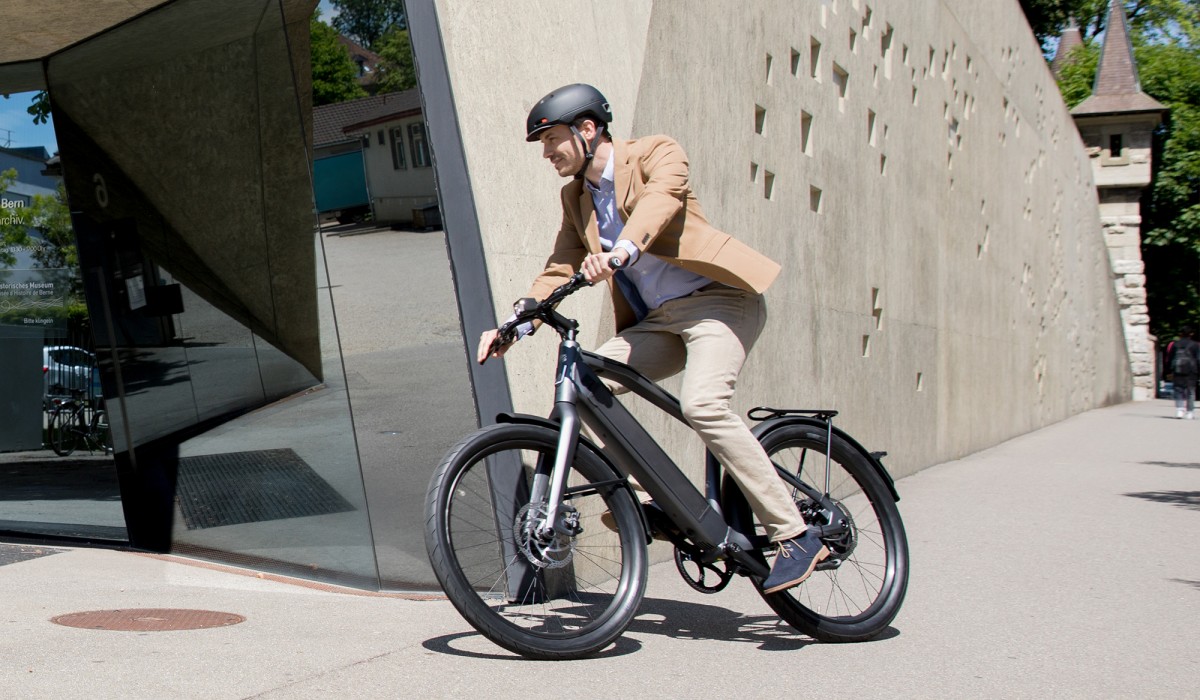 Stromer fietsleasing: Man op zijn Stromer speed-pedelec.  