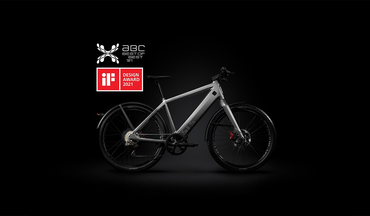 Award-winning innovative strength: Stromer ST5 ABS on a dark background – with the iF DESIGN Award and Automotive Brand Contest logo.