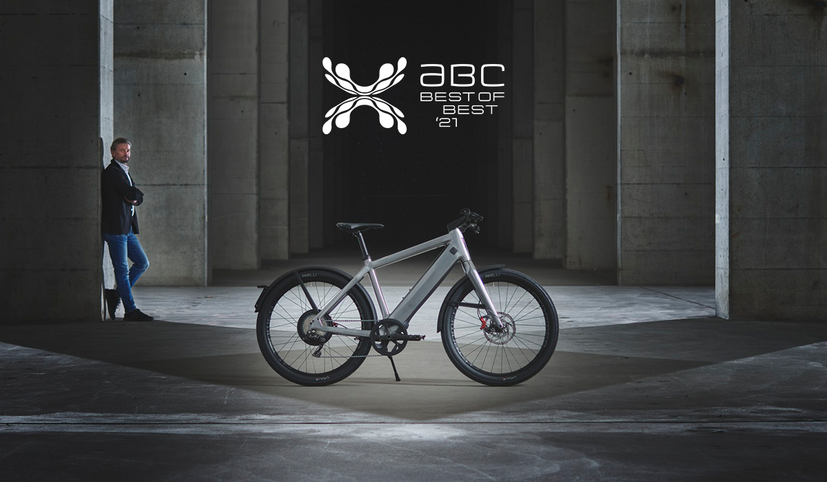 Stromer ST5 ABS with man in pillared hall: Winner of the ABC Award 2021 with the distinction “Best of Best ‘21”.