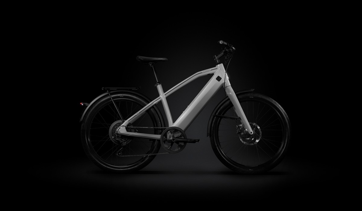 Das schnelle E-Bike bis 45 km/h für Einsteiger: Stromer ST1 in Light Grey vor dunklem Hintergrund.