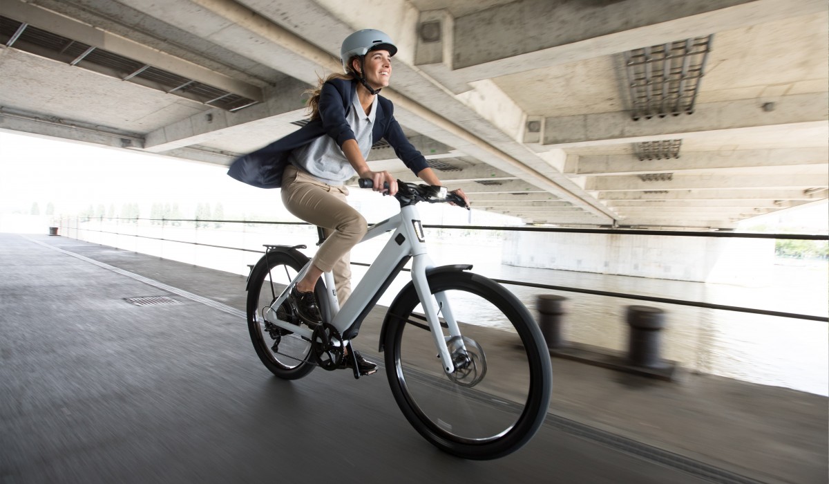 Stromer e-bikes financieren: Vrouw rijdt op geleasete Stromer ST3.