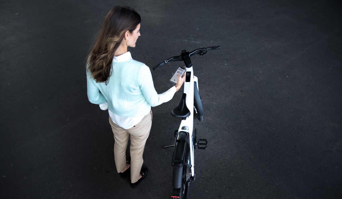 Statistiques OMNI pour vélos électriques Stromer : une femme consulte ses données de performance personnelles via l'appli OMNI.
