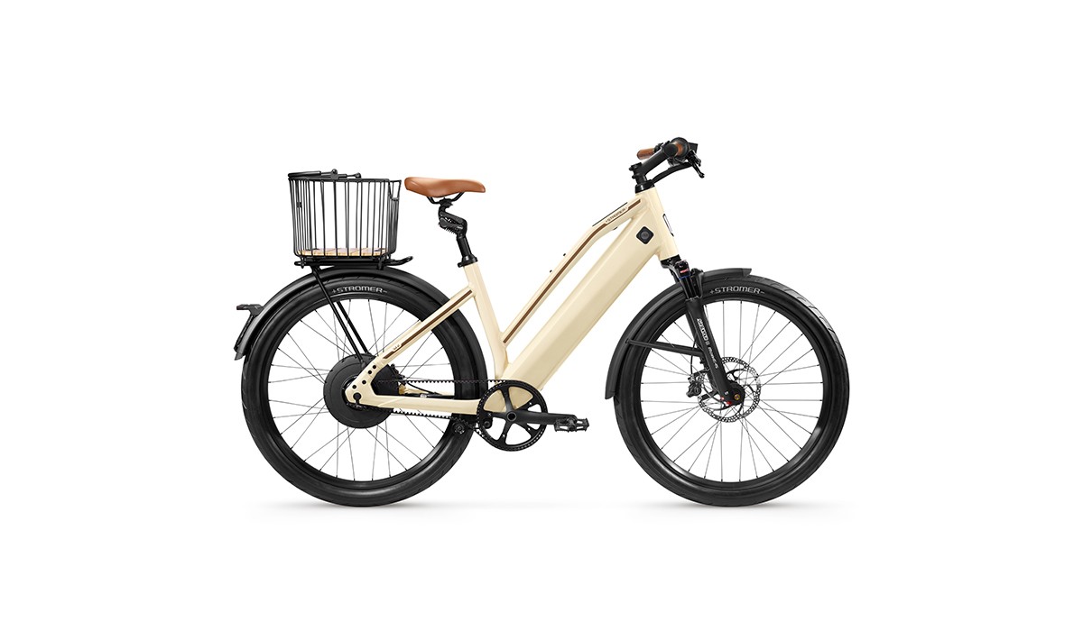 Nouveau : vélo électrique Stromer ST2 Special Edition dans la peinture spéciale Ivory Cream, avec un cadre Comfort, une tige de selle suspendue et le panier Stromer Copenhagen Basket.