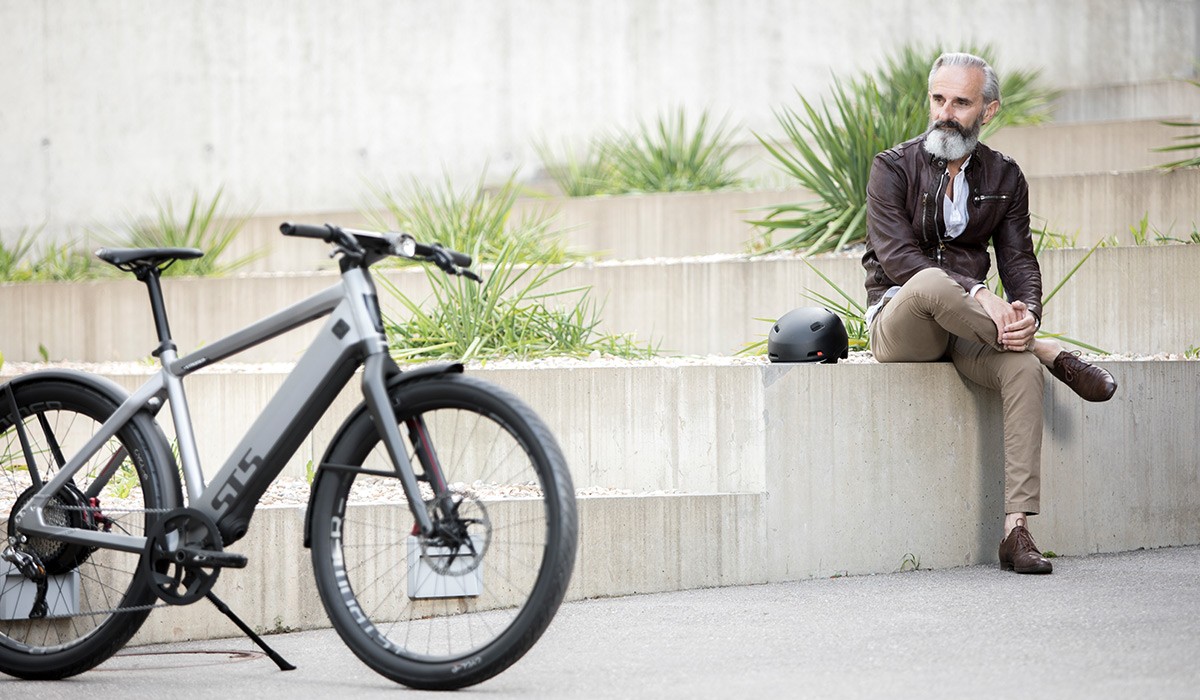 Entspannt und sicher unterwegs mit E-Bike-Versicherung: Mann mit seinem Stromer E-Bike.