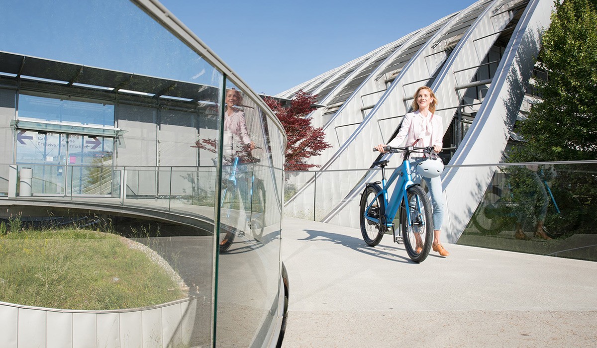 Entspannt und sicher unterwegs mit E-Bike-Versicherung: Frau mit ihrem Stromer E-Bike.