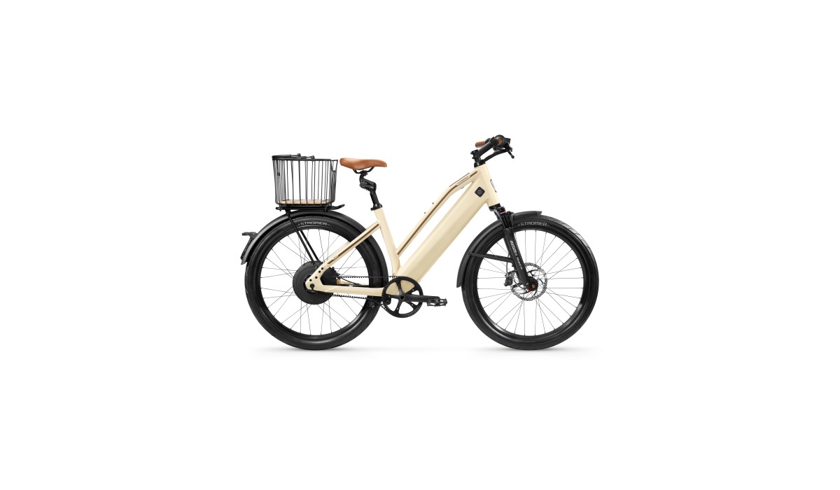 The fast Stromer ST2 SE e-bike up to 45 km/h with Stromer Copenhagen basket and Kinekt suspension seatpost in a side view against a light background.