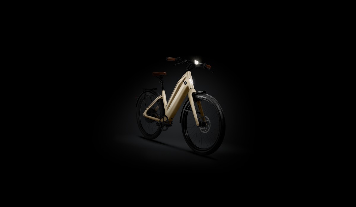 Nouveau : le vélo électrique Stromer ST2 Special Edition, qui atteint 45 km/h, vue frontale de biais sur fond foncé. 