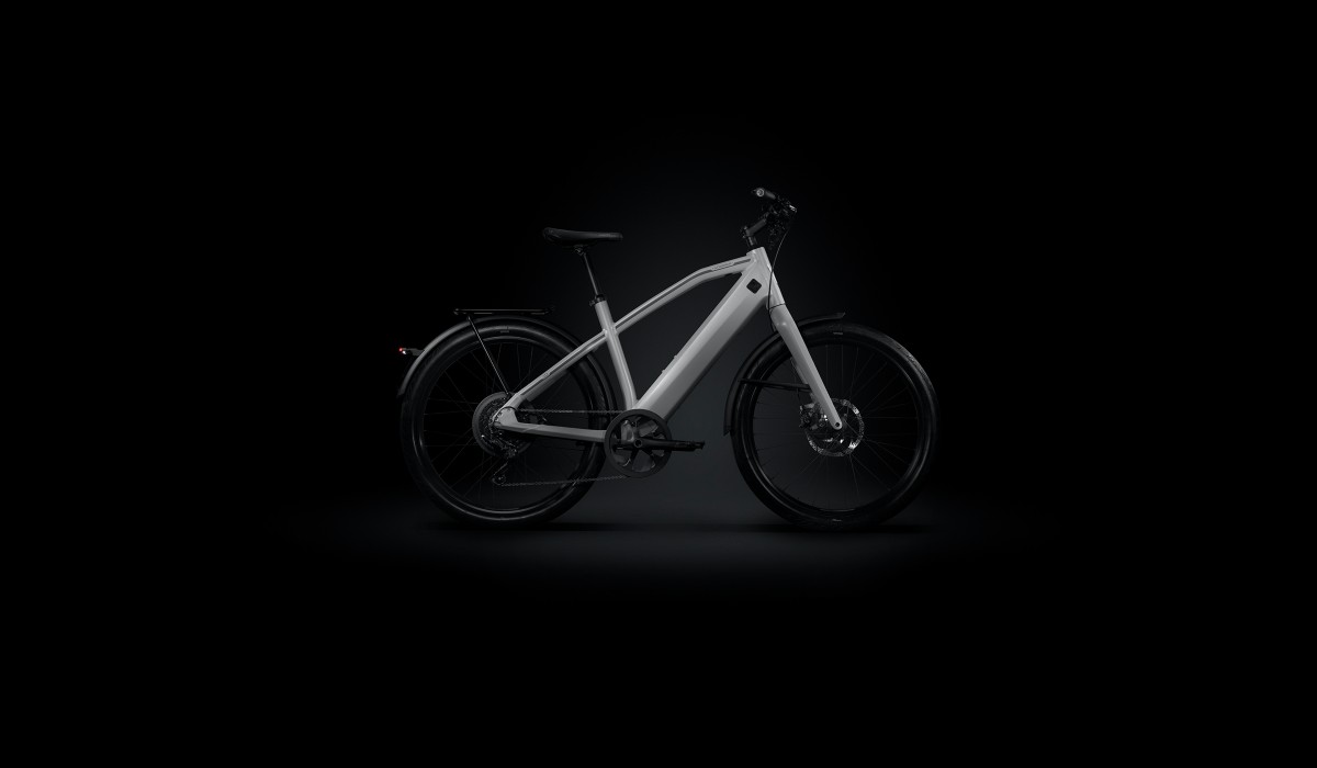 Nouveau à partir de février 2022 : vélo électrique Stromer ST1 dans la couleur Light Grey, avec feu de jour Daylight et mise à niveau OMNI.