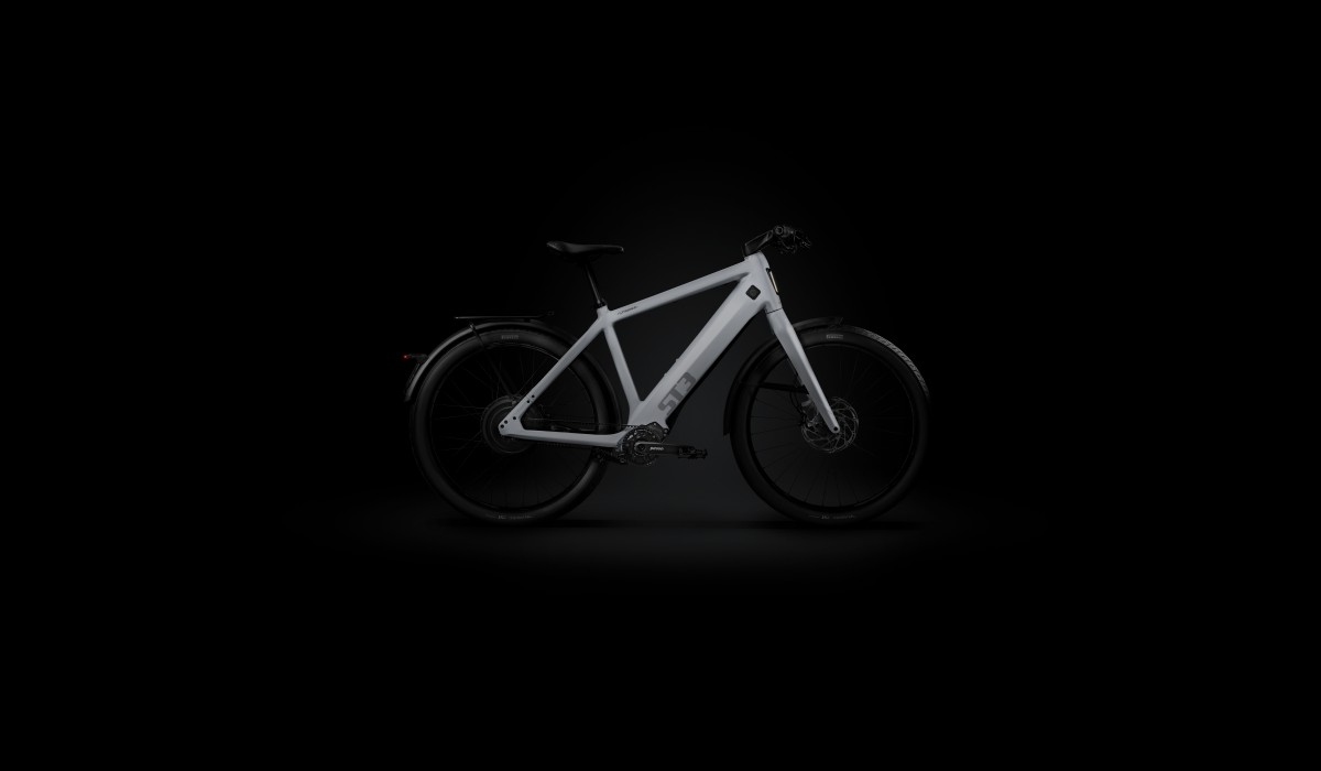 Stromer OMNI Upgrade für Stromer ST1 Modelle ab Oktober 2021: ST1 E-Bike in Light Grey vor schwarzem Hintergrund.