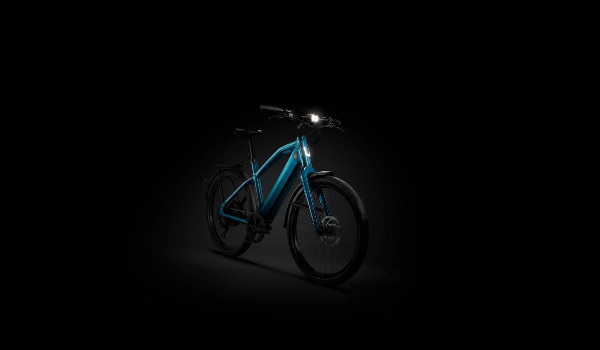 Nouveau : le vélo électrique rapide Stromer ST1 Special Edition, qui atteint 45 km/h, devant un fond foncé.