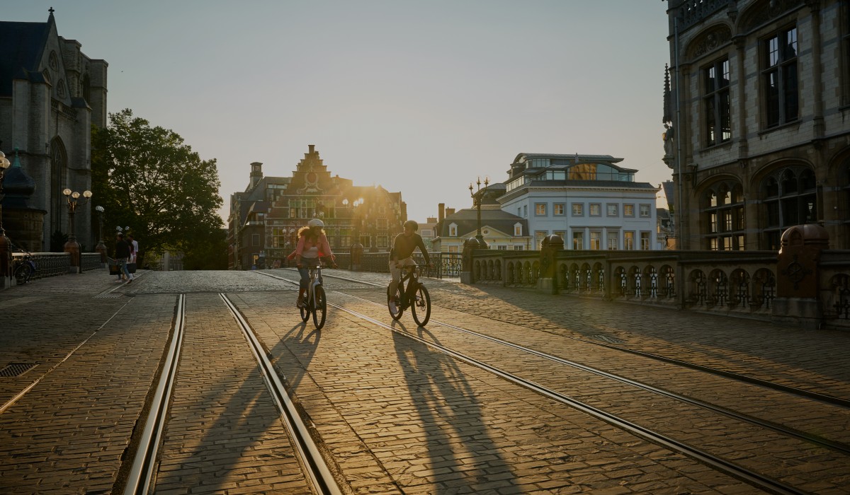 Stromer OMNI interfaces: Woman and man ride on their connected Stromer e-bikes in the city.