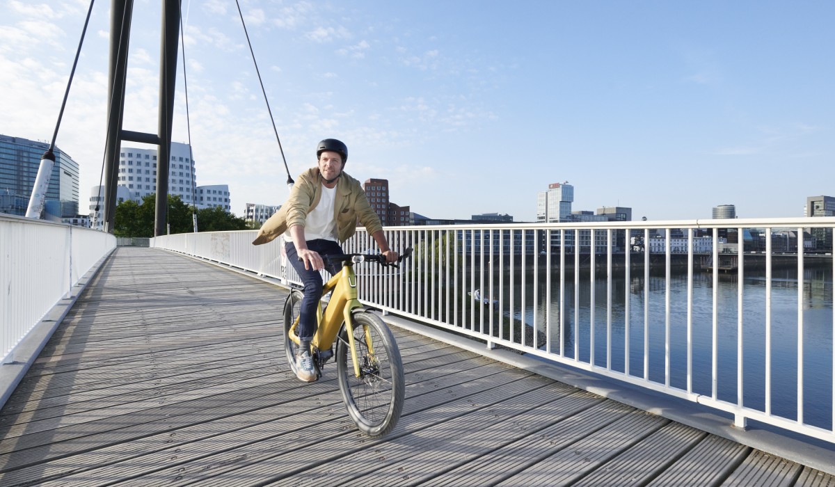 Man riding a ST7 Solid Gold speed pedelec on a bridge