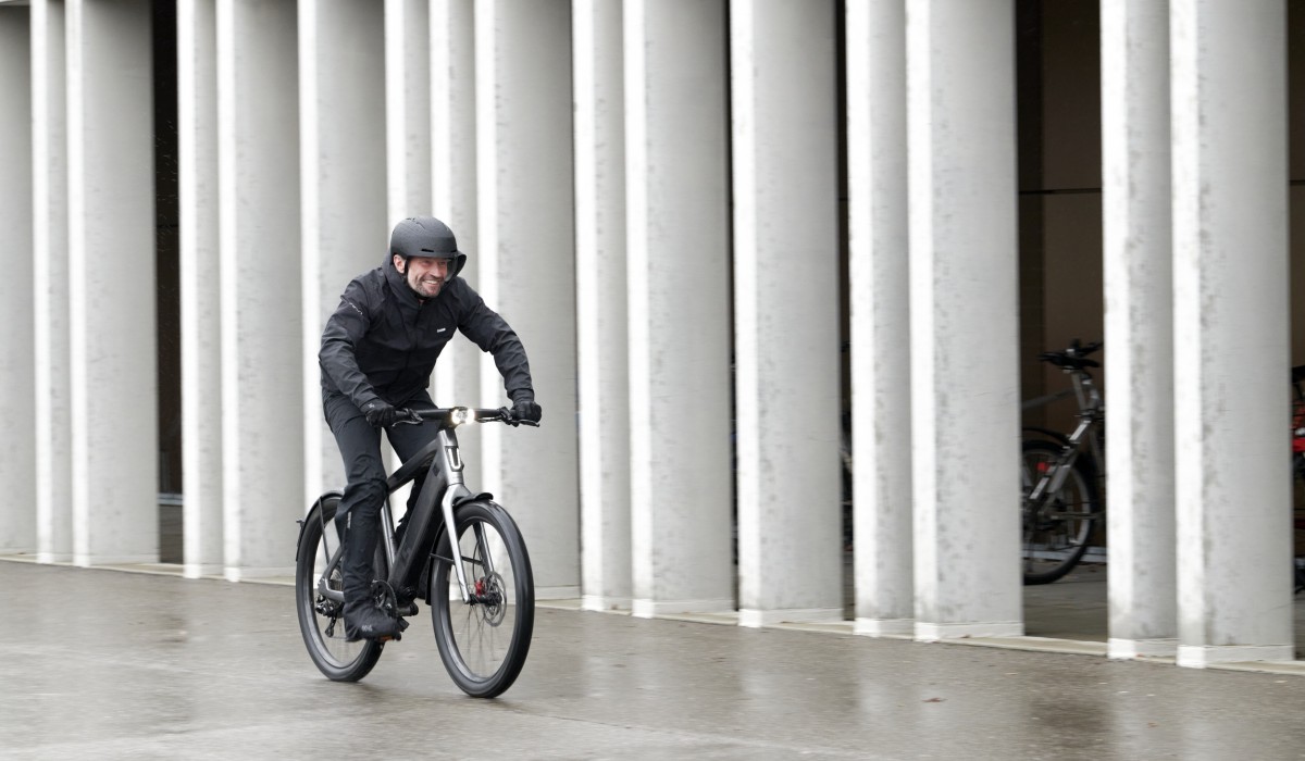 Mann in rain on Stromer Bike