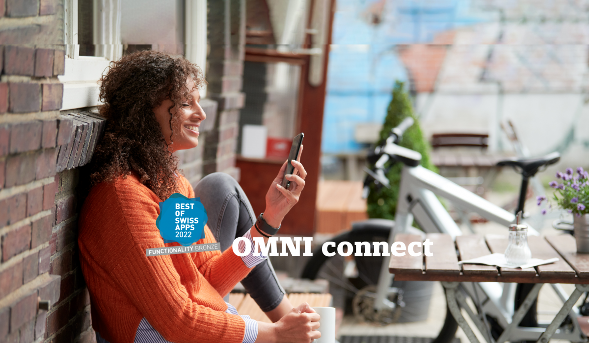Die cloudbasierte Plattform Stromer OMNI connect verbindet Sie via App mit Ihrem Stromer: Junge Frau nimmt Einstellungen an ihrem Stromer E-Bike vor.