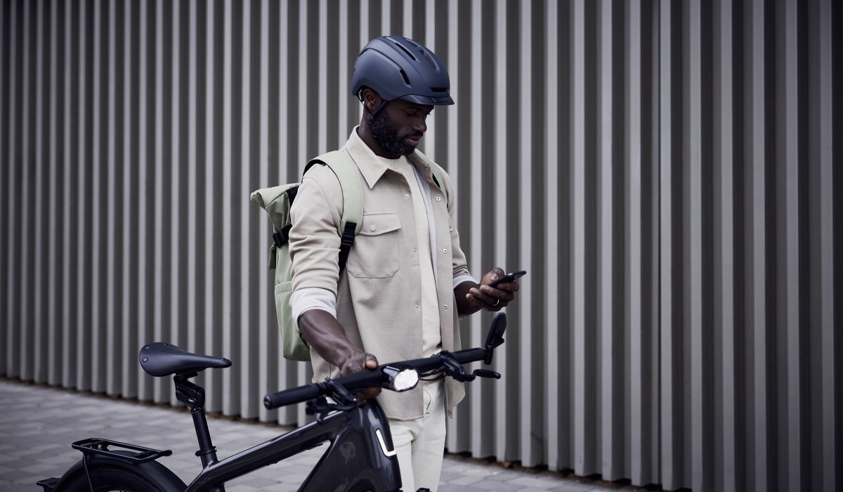 OMNI Smartlock pour vélos électriques Stromer : un homme déverrouille son Stromer ST2 via Bluetooth. 