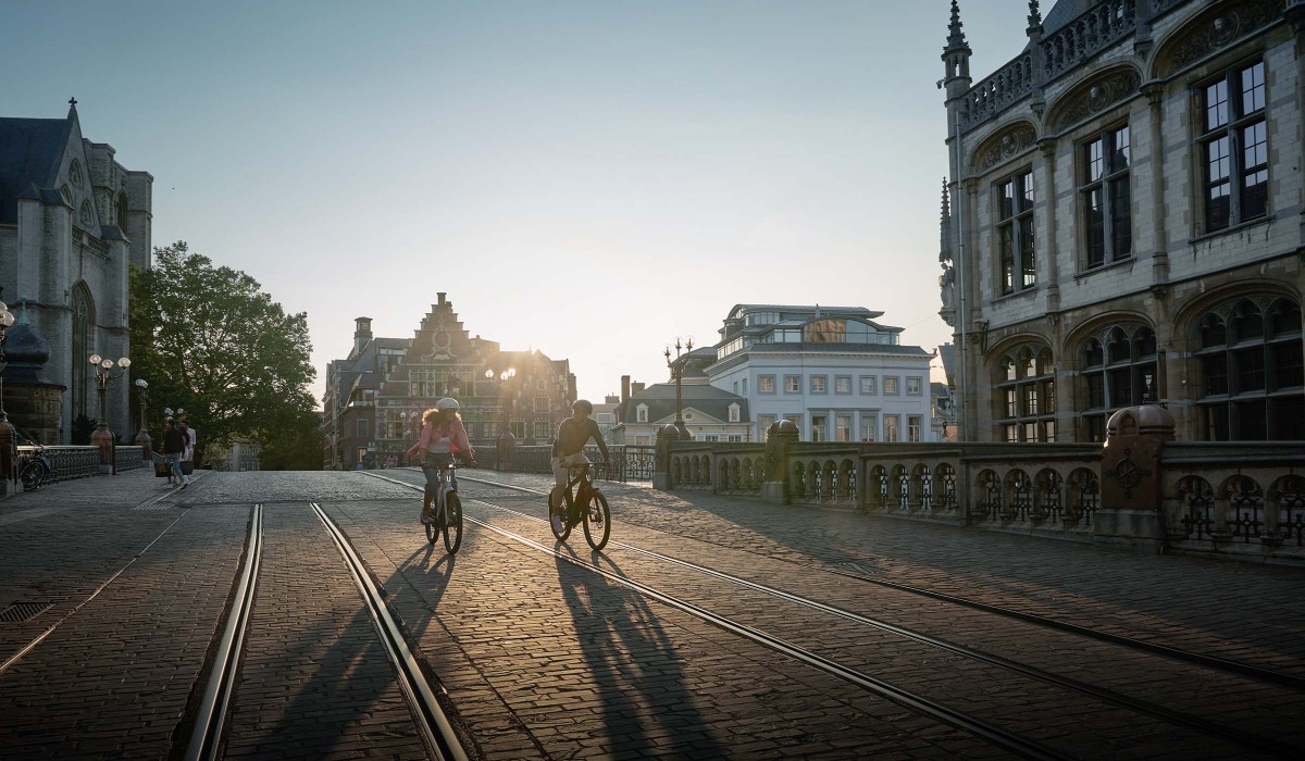 Stromer OMNI Interfaces: Frau und Mann fahren auf ihren vernetzten Stromer E-Bikes durch die Stadt.