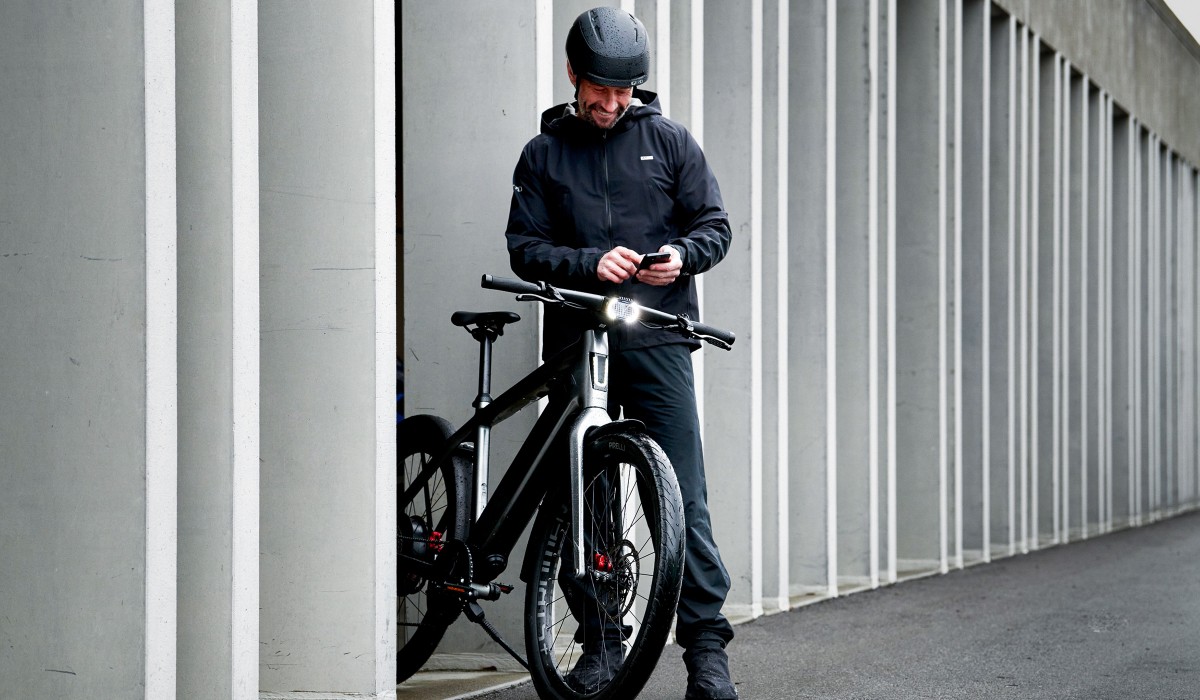 Déplacements sereins et sûrs avec une assurance vélo électrique : un homme avec son vélo électrique Stromer.