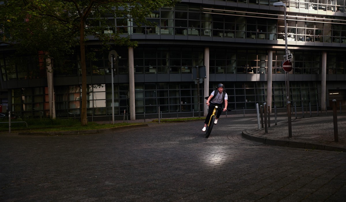 Man fietst op Stromer ST7 Speed Pedelec in het donker